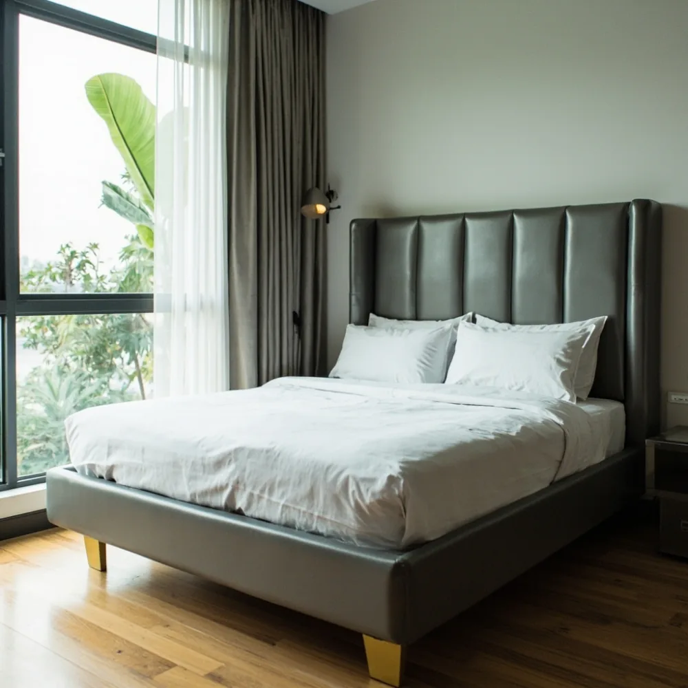 Rangka katil Postmoden dengan kaki geometri emas hand-brushed di apartmen Pulau Pinang, kemasan smoke grey satin dan linen putih